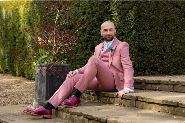 Can we all just show a little appreciation for Tim’s pink suit courtesy of @slatermenswear 

We think it complements Alice‘s dress really well. 

Drop a ❤️ in the comment if you agree? 

#groom #groomswear #pinksuit #chaucerbarn